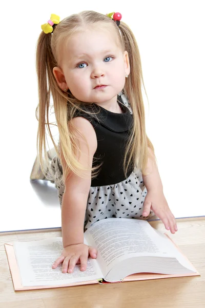 Retrato de una niña muy seria —  Fotos de Stock