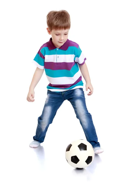 El niño alegre jugando al fútbol — Foto de Stock