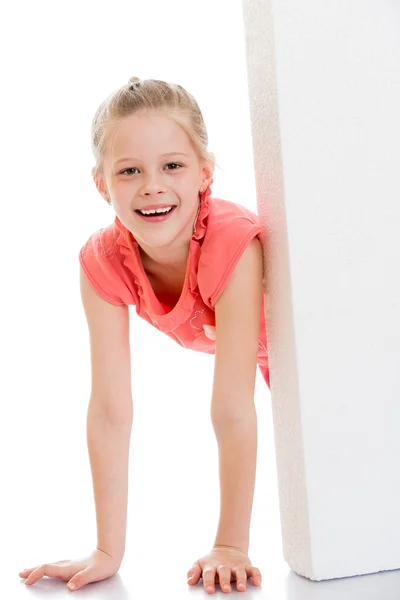 Beautiful blonde girl smiling looks out over the obstacles — Stock fotografie