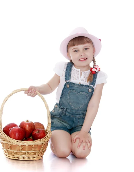 Blondes kleines Mädchen mit kurzen Zöpfen in rosa Hüten und Overalls — Stockfoto