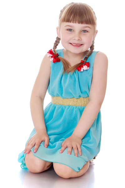 Ute little blonde girl with pigtails in that braided ribbon, sit — Stockfoto