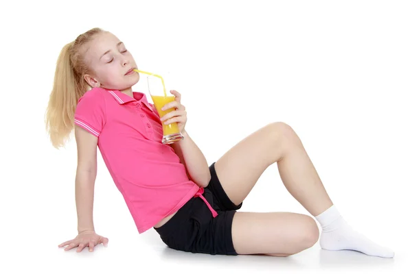 Beautiful blonde girl in red shirt and black short shorts sittin — Stock Photo, Image