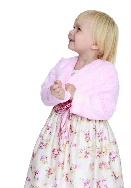Adorabile bambina bionda con i capelli corti in lussureggiante draghe eleganti — Foto Stock