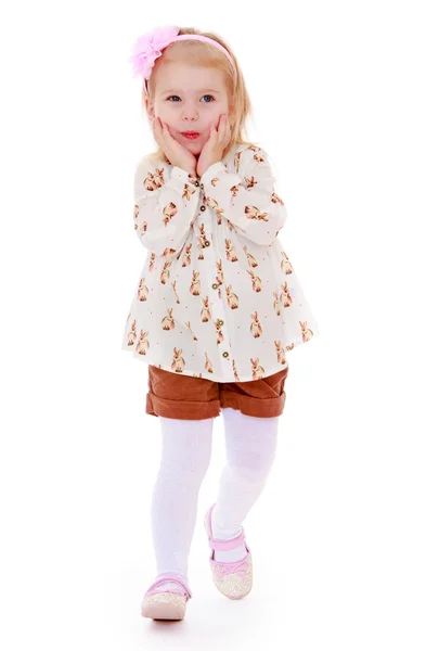 Красива маленька блондинка в шортах і білий топ — стокове фото