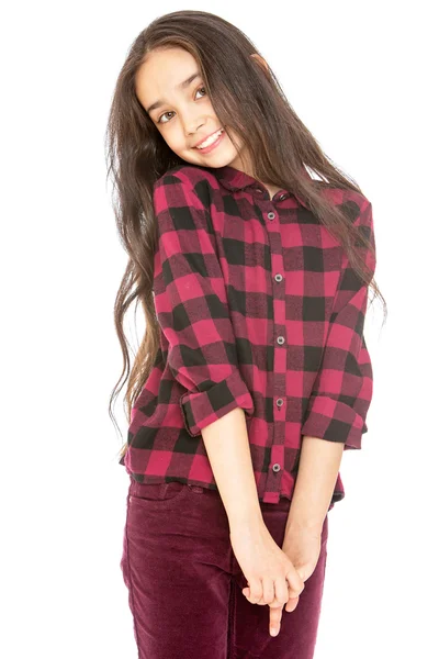 Menina de cabelos longos encantadora em uma camisa xadrez e jeans de veludo, close-up — Fotografia de Stock