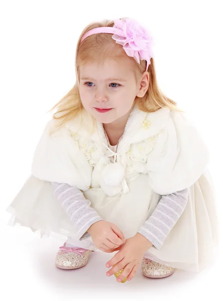 Roupa menina bonita em um vestido branco agachada — Fotografia de Stock