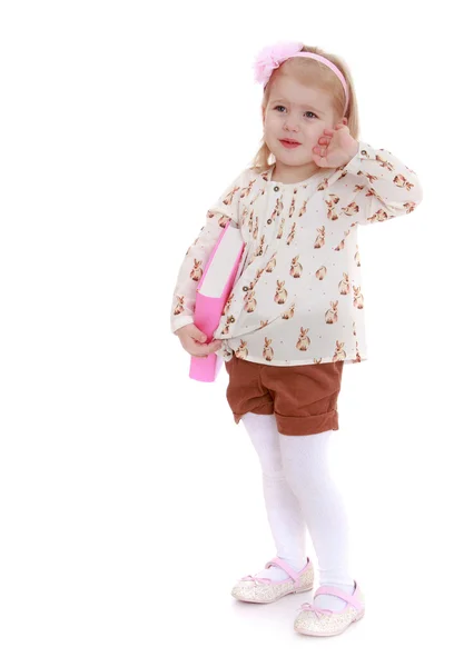 Blondes kleines Mädchen geht zur Schule — Stockfoto