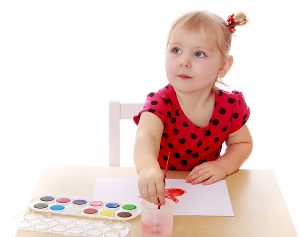 Caucasian little girl drawing on a sheet of paper — Stock fotografie