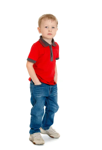 Fröhlicher kleiner Junge im roten Pullover und Jeans stehend — Stockfoto