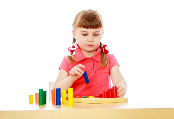 Schönes kleines Mädchen in einer Montessori-Klasse — Stockfoto