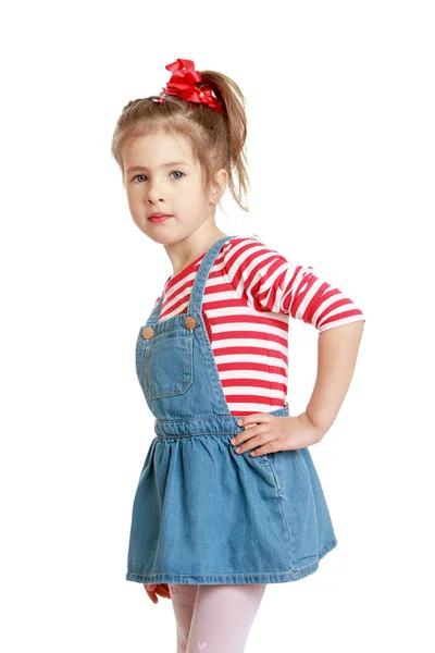 Kleine kaukasische blonde Mädchen in einem kurzen Jeanskleid — Stockfoto