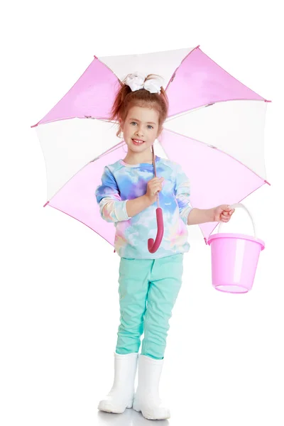 Menina bonito com um guarda-chuva — Fotografia de Stock
