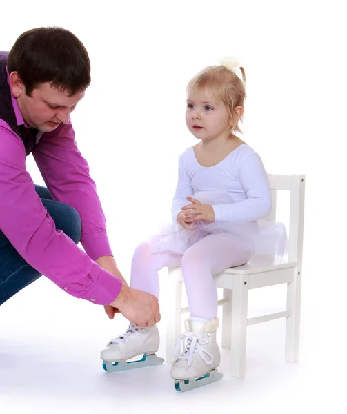 Caring dad helping skates her little adorable daughter — Stock Photo, Image