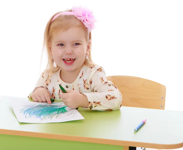 Little Caucasian blond girl draws with pencils sitting — Stock Photo, Image