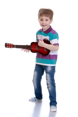 Gitar çalan küçük çocuk