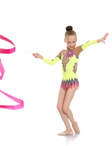 Gymnast shows exercises with ribbon — Stockfoto