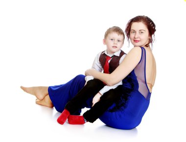 Anne ve oğlu sarılma