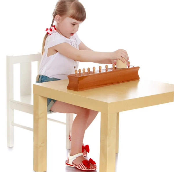 Mädchen erkundet Montessori-Materialien — Stockfoto