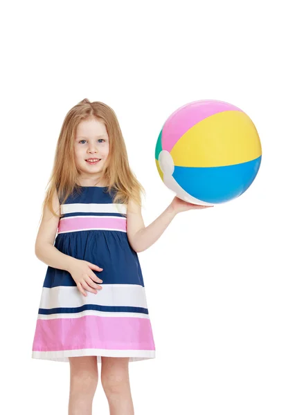 Chica sosteniendo una pelota — Foto de Stock