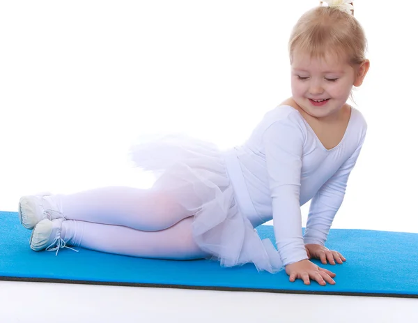 Carina piccola ginnasta sul tappetino — Foto Stock