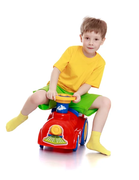 Pequeno menino monta seu carro — Fotografia de Stock