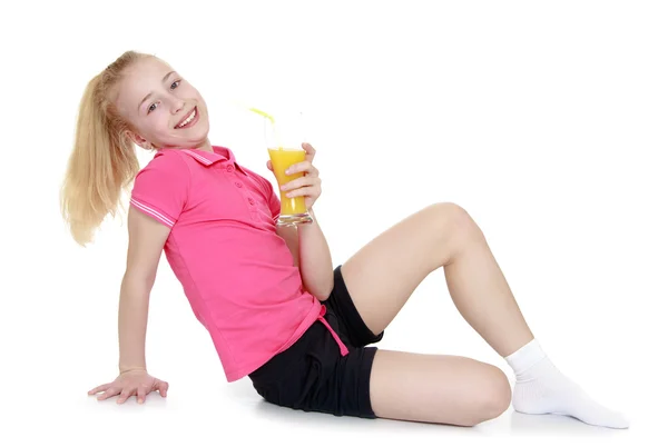 Vacker flicka dricka apelsinjuice — Stockfoto