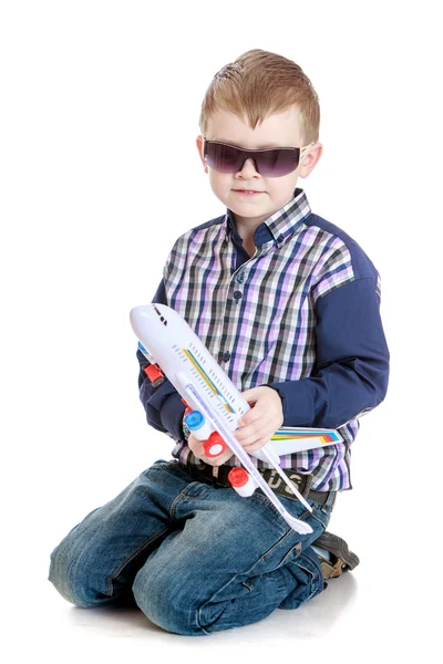 Küçük çocuk oyuncak uçak ile oynama — Stok fotoğraf