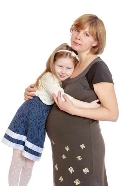 Kleines Mädchen klammerte sich an schwangere Mutter — Stockfoto