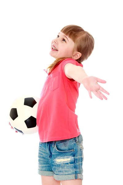 Kleines Mädchen hält einen Fußball in der Hand — Stockfoto