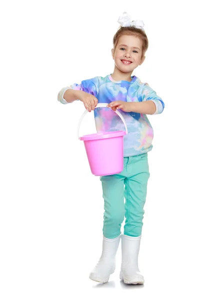 Little girl with a bucket — ストック写真