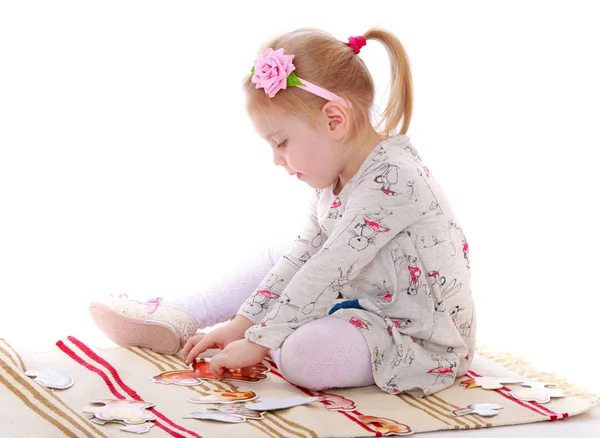 A menina no jardim de infância Montessori — Fotografia de Stock