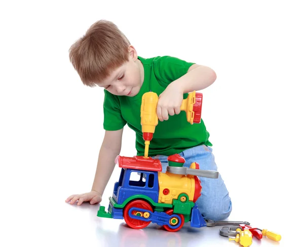 Jongen speelgoed reparaties — Stockfoto