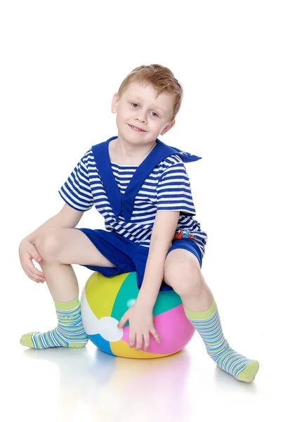 Маленький мальчик сидит на мяче — стоковое фото