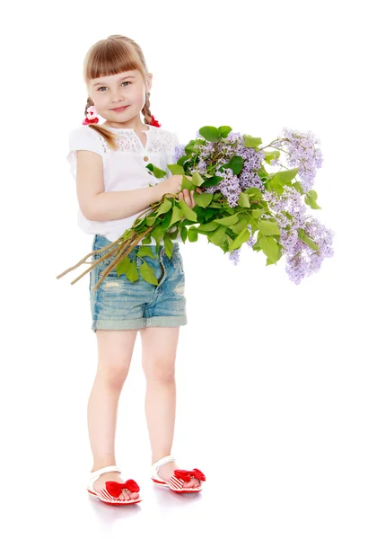 Bambina con un mazzo di fiori — Foto Stock