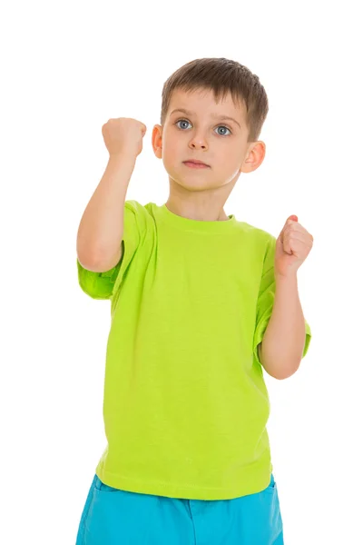 Маленький мальчик показывает свои кулаки — стоковое фото