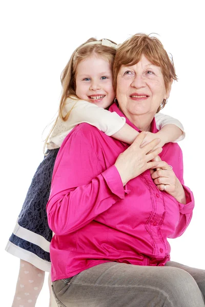 Kleindochter knuffelen grootmoeder — Stockfoto