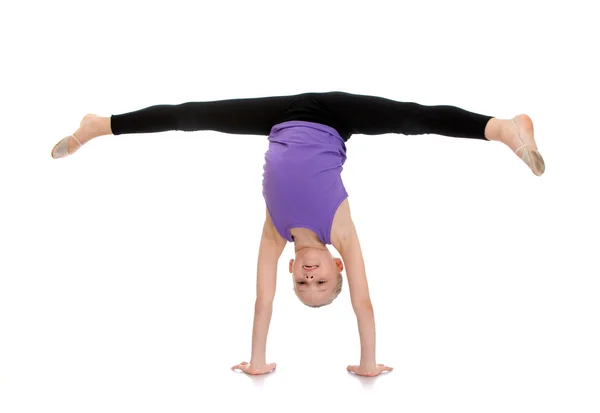 Gymnastka dívka dělá rozdělení — Stock fotografie