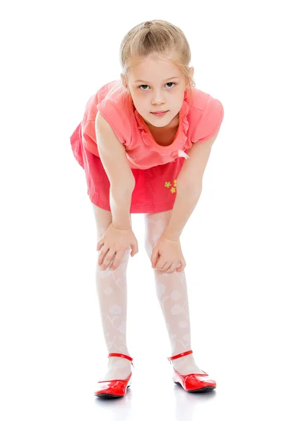 Das Mädchen beugte sich vor und blickte in die Kamera — Stockfoto