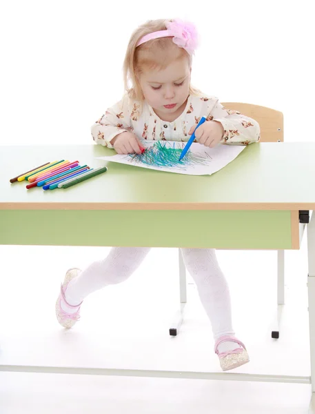 Girl paints a felt-tip pen — Stok fotoğraf