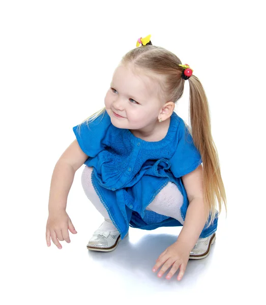 Charming girl sits on the floor — Stock fotografie