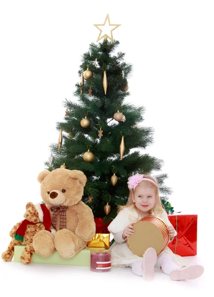 Little girl under the tree — Zdjęcie stockowe