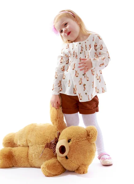 Meisje met een teddybeer — Stockfoto