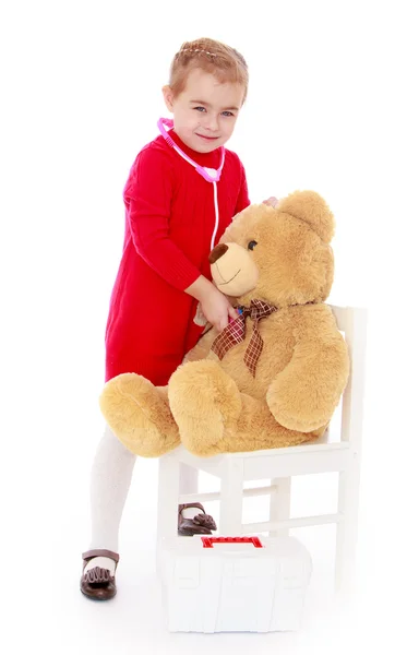 Girl playing with a Teddy bear in the hospital — Stok fotoğraf