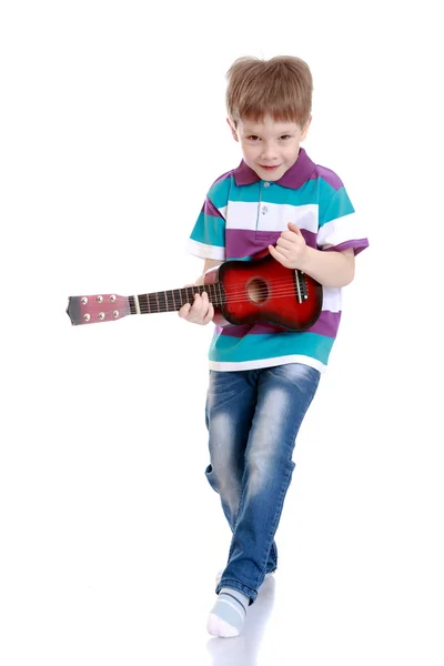 Chlapec hraje kytara — Stock fotografie