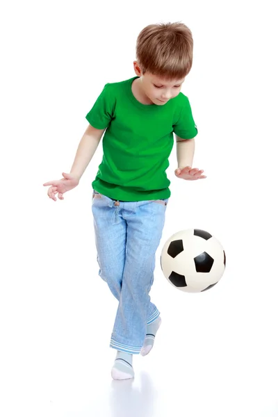 Хлопчик грає в футбол — стокове фото
