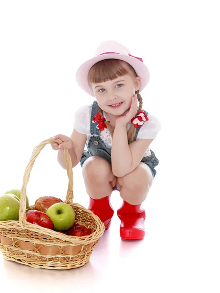 Mädchen mit Korb voller Äpfel — Stockfoto