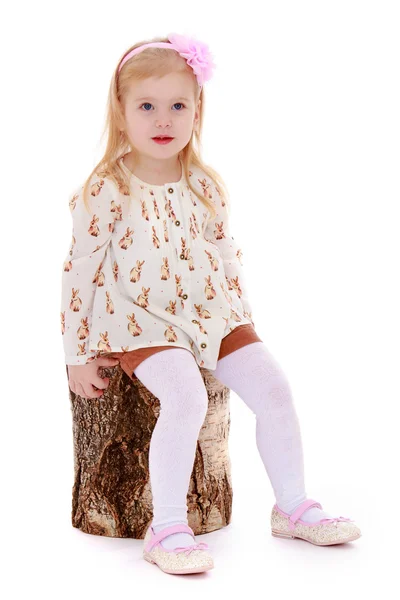 女孩坐在一个树桩上 — 图库照片