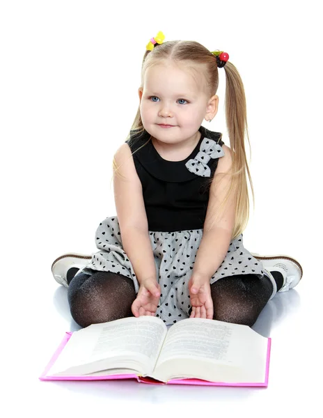 Petite fille lisant un livre — Photo