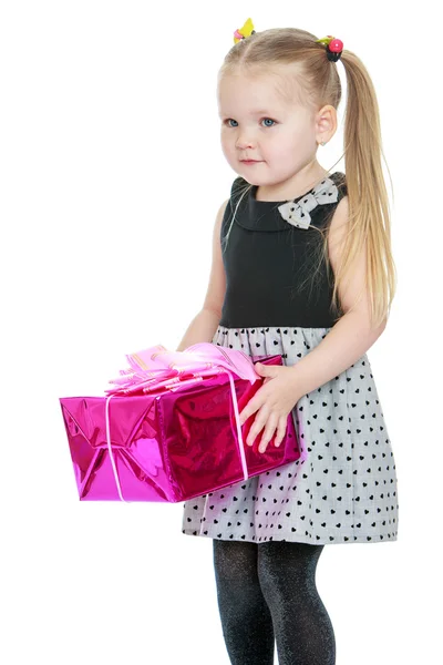Κοπέλα που κρατά ένα δώρο — Φωτογραφία Αρχείου
