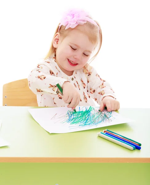 Kız bir yaprak kağıda çizer — Stok fotoğraf